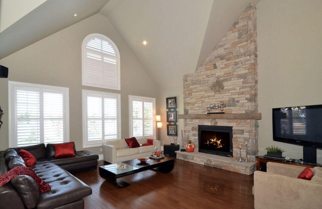 Rare chalet w/pool access and. a min from The Blue Mountains