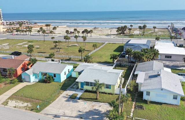 Rare Find, Inlaw suite, Oceanviews, Outside Dining, and Walk to Beach!