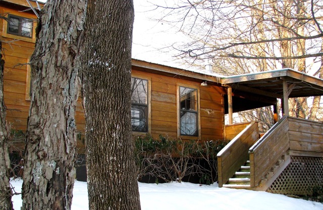 Acogedora cabaña Riverside 1BR 'REAL LOG' - HOT TUB, CHIMENEA + (para 6 personas)