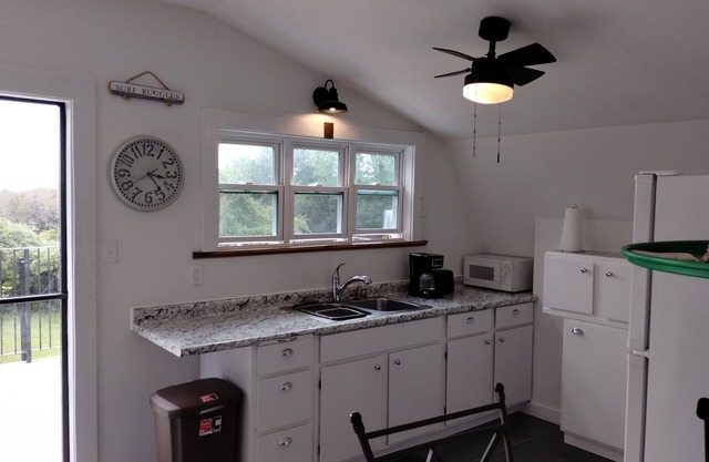 Really nice loft apartment, located 1 mile from beach areas and Sachuest point..