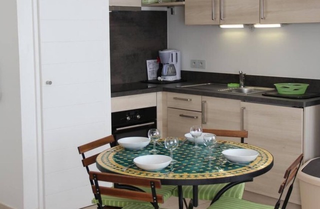 Apartamento reciente para 4 personas en Porquerolles. Vales de vacaciones.