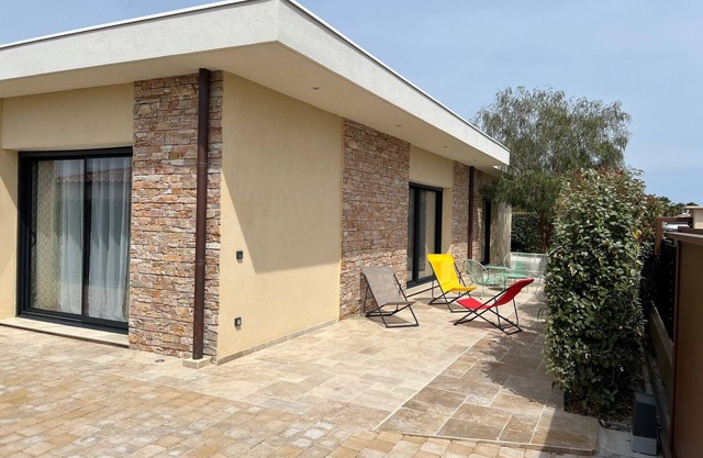 Recent contemporary villa with all comforts, rocky view of Roquebrune sur Argens.