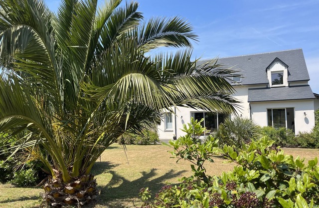 Nueva casa de 300 m de la playa, paisaje y jardín cerrado. vistas al mar!