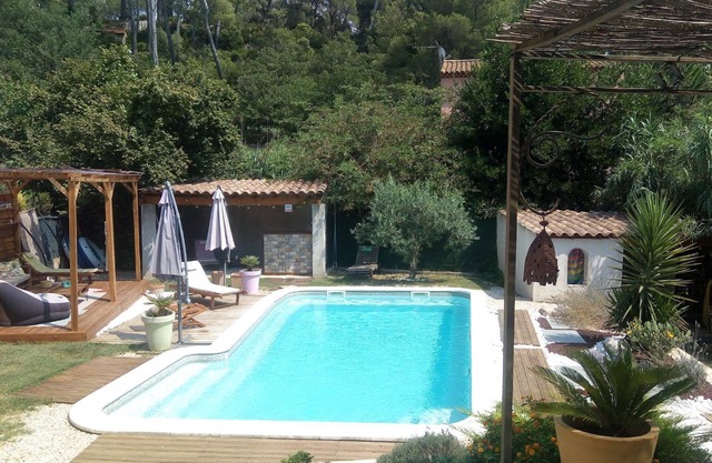 Villa reciente, a los pies de Garbalan, orientada al sur, muy tranquila con piscina privada.