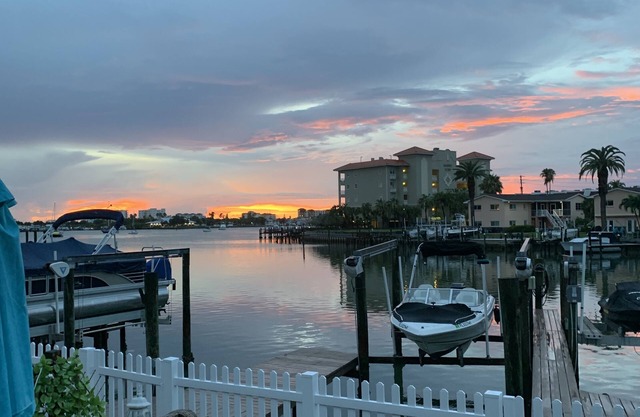 Unidad recientemente renovada de 2 habitaciones / 2 baños con vista al agua a un paseo de Clearwater Beach.