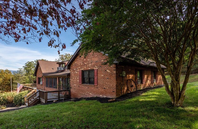 Red Rooster Rustic Cabin *Heated Pool and Hot Tub*