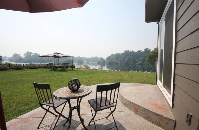 Redding River House II, Impresionante río Ubicación.