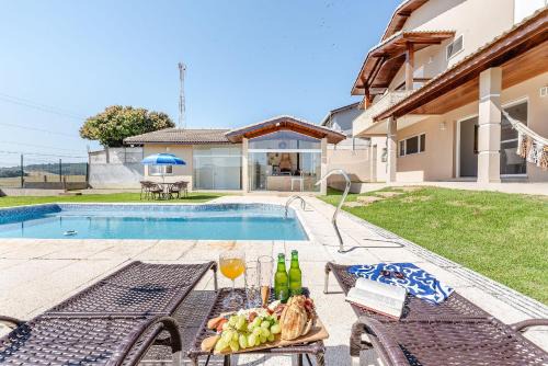 Refúgio com piscina, lareira e conforto, 1h de SP