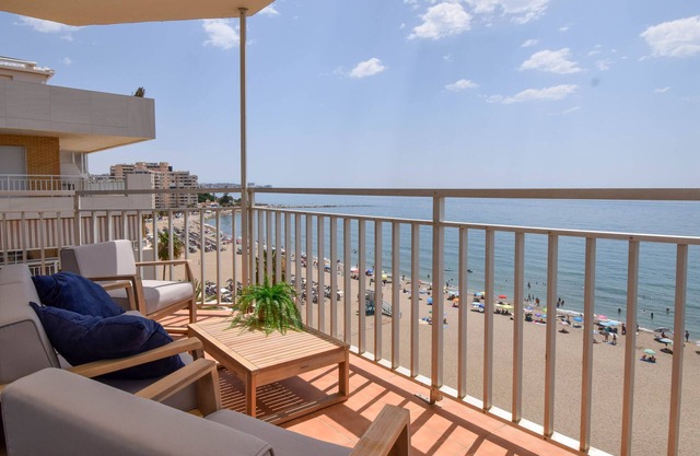 Ref: 200 Piso en primera línea de playa con piscina e impresionantes vistas al mar