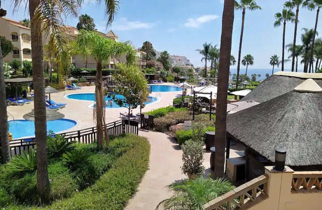 Ref: 245 Moderno apartamento en Mijas/Fuengirola con vistas al mar en popular complejo familiar