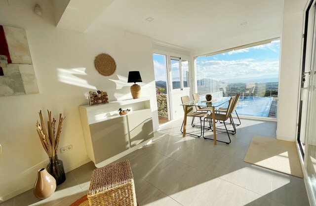 Ref. Alb30 - ENCANTADORA VILLA CON PISCINA Y VISTA AL MAR
