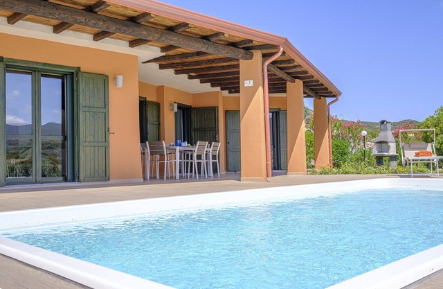 Refinada villa independiente para los amantes del diseño en la hermosa bahía de Chia