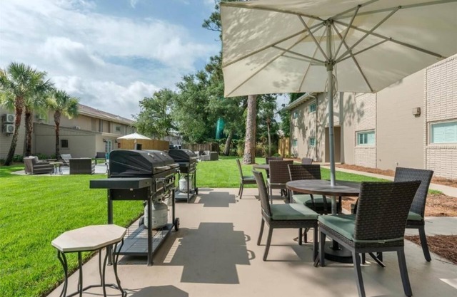 Refresh in a Spacious Room Near Jekyll Island Marina | w/ Onsite Outdoor Pool!