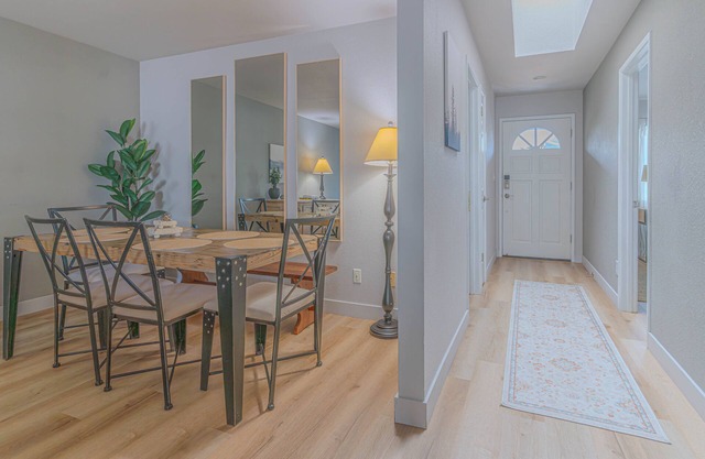 ¡Excelente ubicación! Suite de invitados! 2 HAB / 2 BA! Cocina completamente cargada!