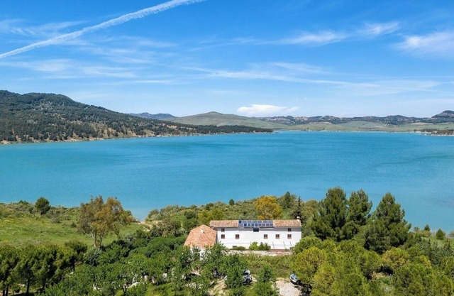 Renovado apartamentos tipo estudio en la casa de campo andaluza en el lago
