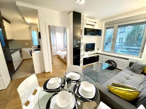 Regina Vracar apartment and garage