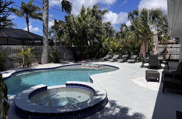 Escapada relajante, completamente renovado * Muebles nuevos * Piscina privada climatizada