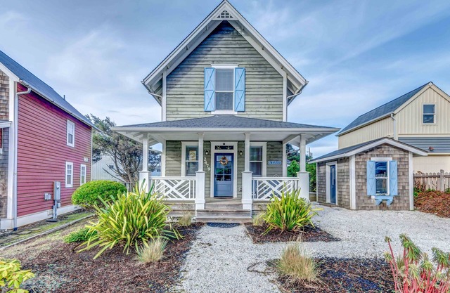 Relax and Refresh, Seconds From Beach, Bedrooms w/ En-Suite Bathrooms, Community Pool, Fire-Pit, BBQ