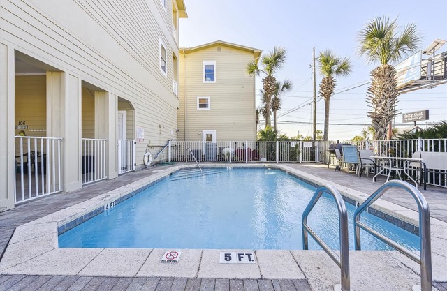 Relax at Second Wind – Gulf Views on Every Floor, 3 Suites, Pool & Free Guest Perks