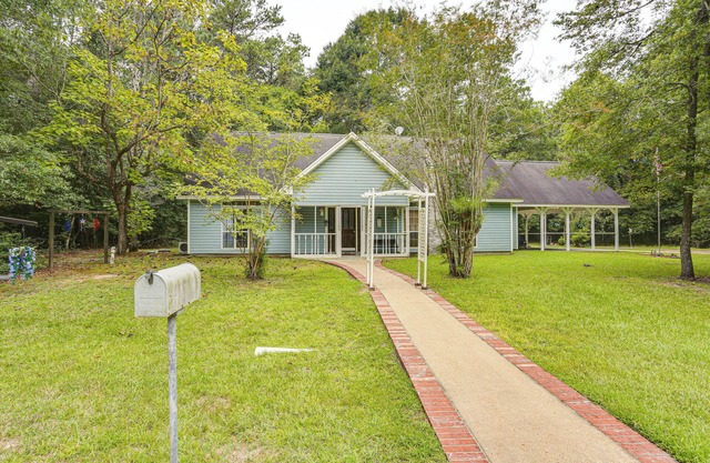 Relax By the Lake: Quiet East Texas Retreat