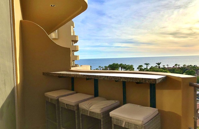 Relájese en condominio de 2 camas / 2 baños; Lujoso patio con vista al lujoso resort y al océano