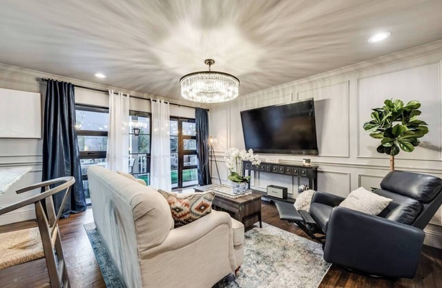 Lovely 1-bedroom condo w/ hot tub Central Dallas