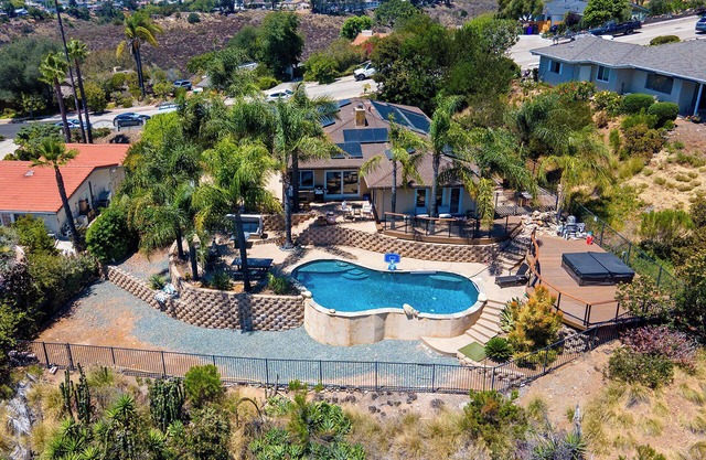 Relax & Play: Pool, Golf Simulator, Gym and Powerful AC