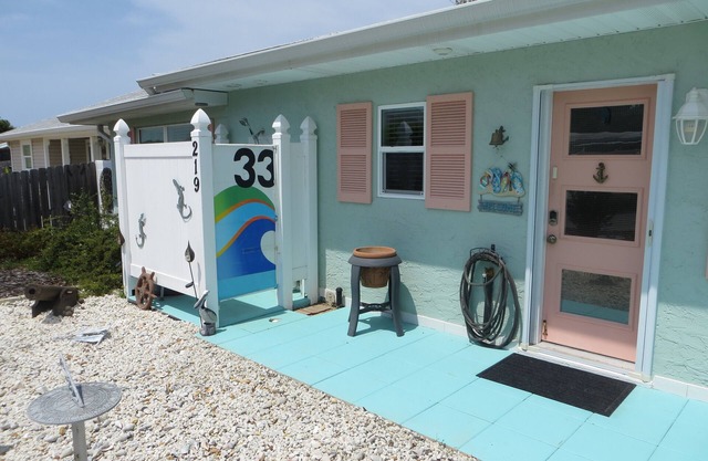 Relax,Refresh,Enjoy this 2 bedroom cottage 2 blocks to Beautiful Laguna Beach