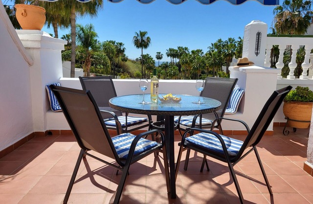 Relax .. terraza con vistas al mar, sol todo el día, vistas a jardines tropicales y piscinas