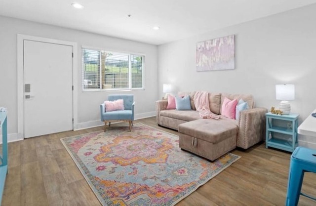 Relaxed Cotton Candy Themed 2BDRM APT w/Pool