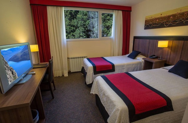 Relaxing Retreat: Stunning Views, Close to Nahuel Huapi Lake with Heated Pool