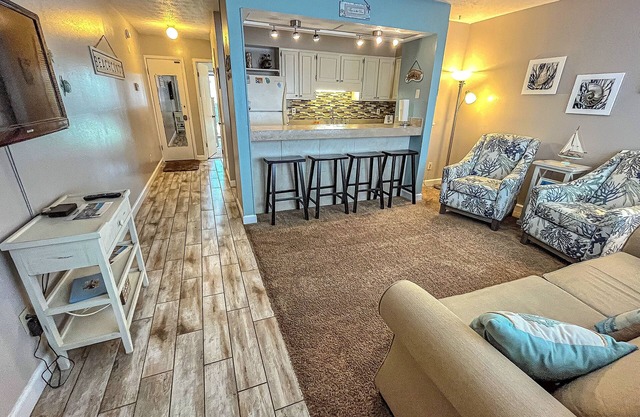 Relaxing 1Br Condo sleeps 4. Pool outside back door. Beach Access.