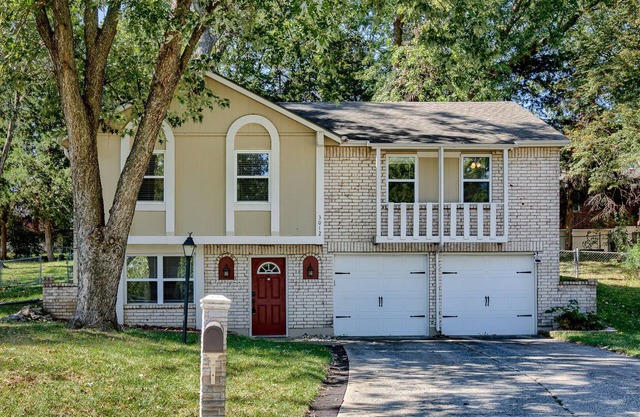 Relaxing Blue Springs Escape 3BR w/ Outdoor Space