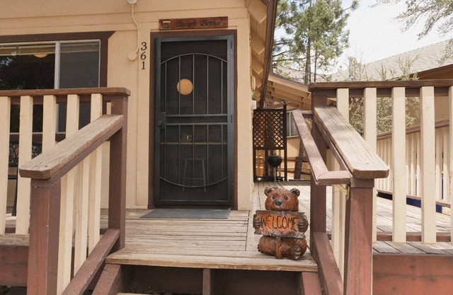 Relaxing cabin getaway for 8 10-minutes to the slopes, lake and Village