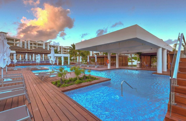 Beachfront Bliss, Rooftop Jacuzzi, Private Pools