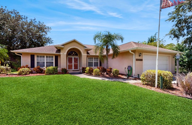 Relaxing home with private pool, hot tub, gas grill and full kitchen