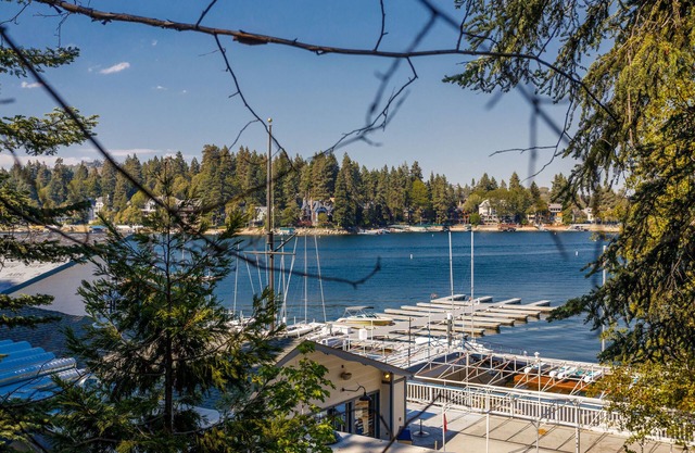 Relaxing LakeView Condo w/ shared pool/hot tub. Walk to Village