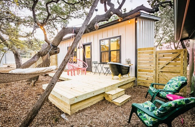Relaxing Lux Cabin: Outdoor Tub, Hammock, BBQ