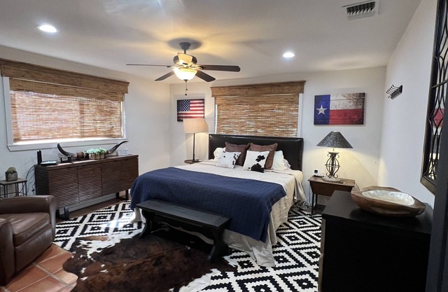 Relaxing Private Getaway just 1 mile North of Leakey...Includes "GAME-ROOM"