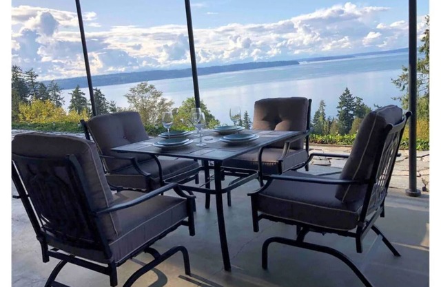 Relaxing View of Puget Sound and the Olympic Mountains (1 Bedroom)