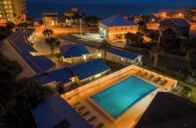 Remodeled Beach Hotel w/ Pool 4N