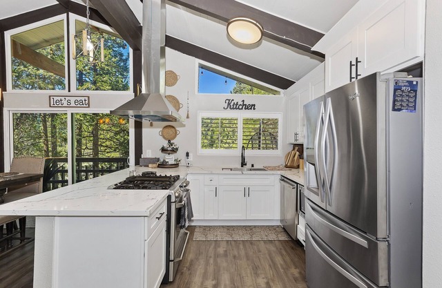 Remodeled, Cozy Chalet w/ Hot Tub, fire pit & Central A/C & Heat
