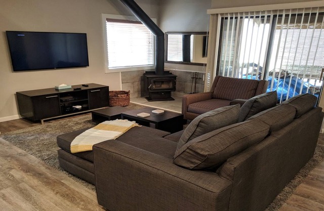 Condominio de montaña moderno remodelado 1BR / Loft / 2BA con garaje