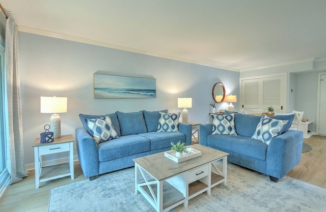 Renovated 1BR Condo – Walk to Beach & Salty Dog, Sleeps 5 – Hilton Head Getaway!