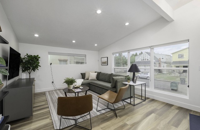 Renovated 2BR/1BA Flat Close to 25th Street Fun