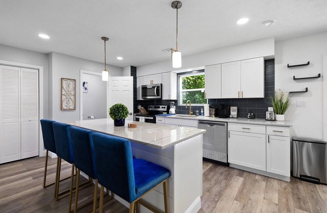 Renovated 2BR/2.5BA Townhome 0.2 Mi to Stadium