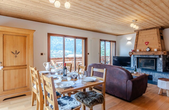 3 habitaciones renovadas con terraza, chimenea, se admiten mascotas, parking y wifi en Morzine