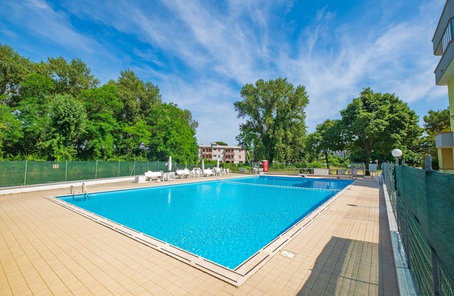 Apartamento reformado con plaza de aparcamiento en residencia con piscina Lido Nations