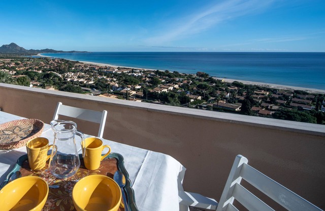 Apartamento reformado en Costa Rei con espléndidas vistas de la costa.