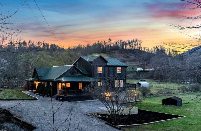 Renovated cabin with Jacuzzi 6 Acres on the river, family-friendly